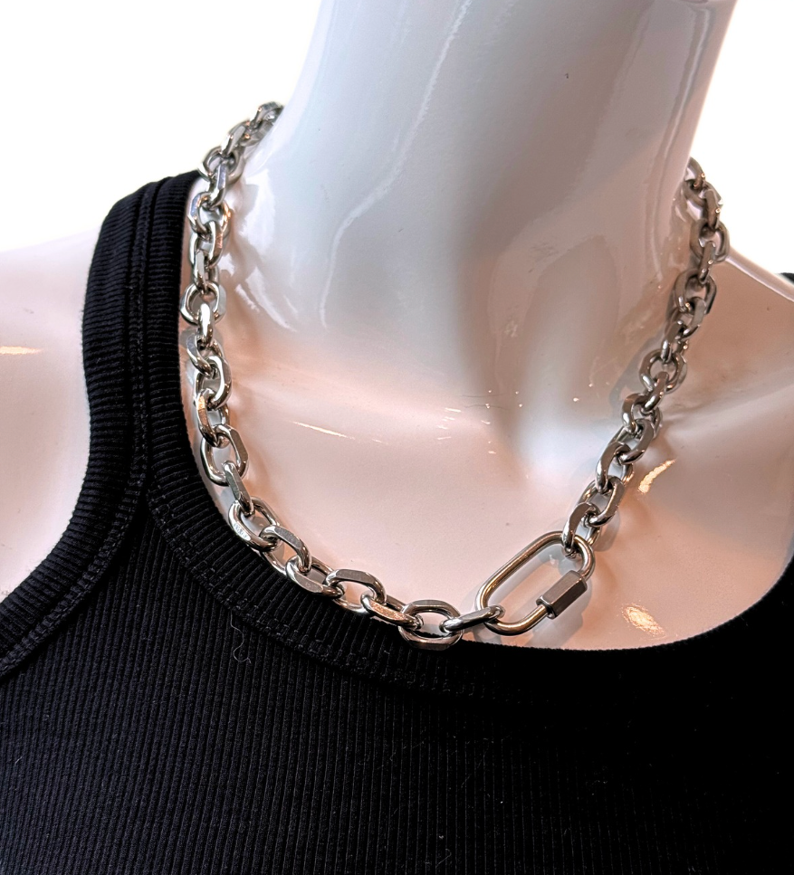 oscar necklace, silver necklace carabineer